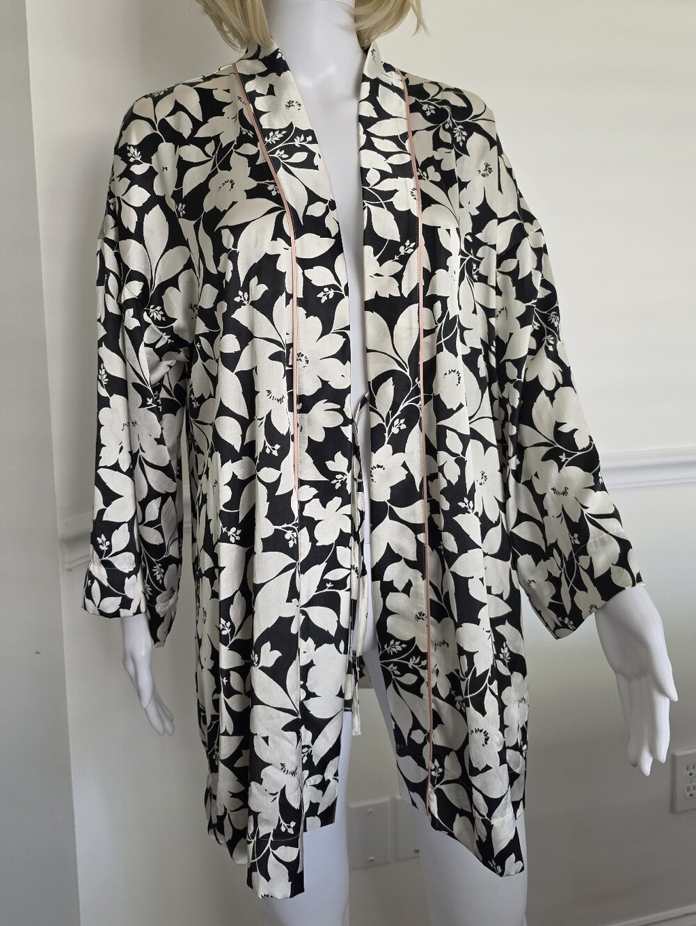 Ann Taylor Black and White Floral Satin Robe